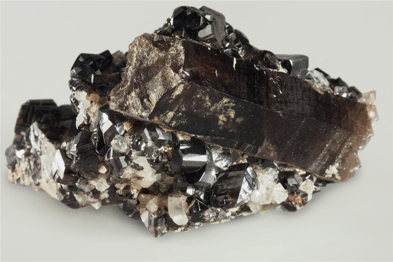 Турмалин: свойства. Кому подходит целебный минерал?